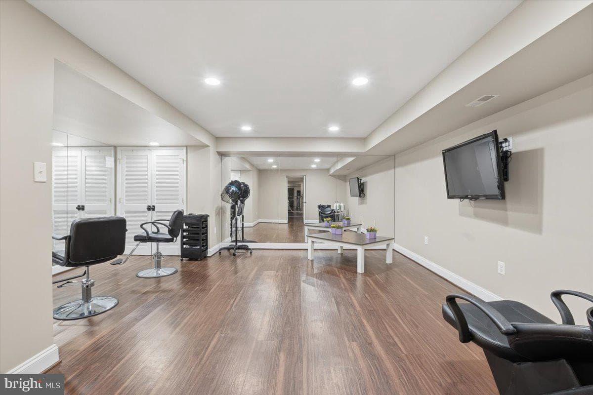 11221 Welland Street photo 27