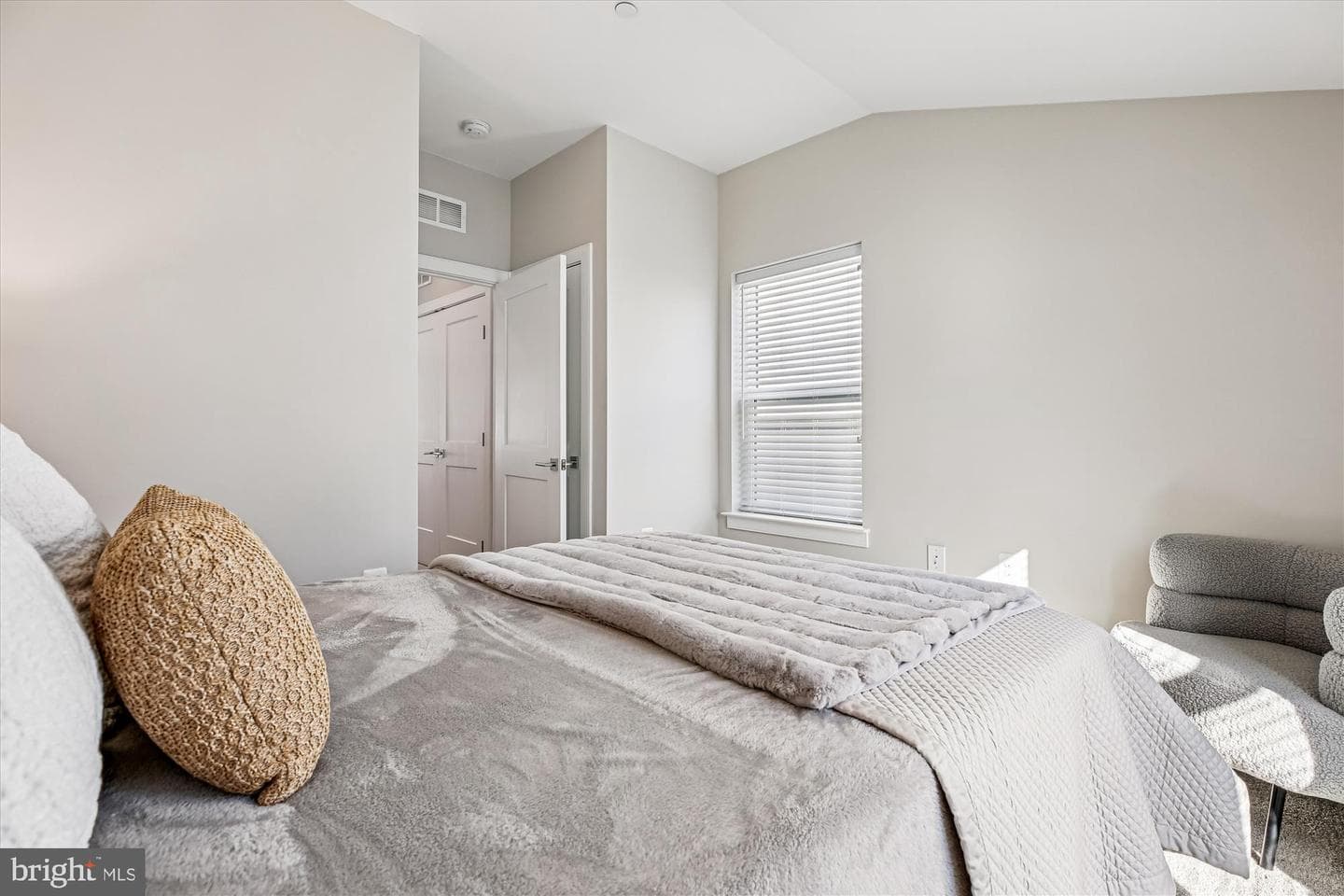 10340 Grosvenor Place photo 40