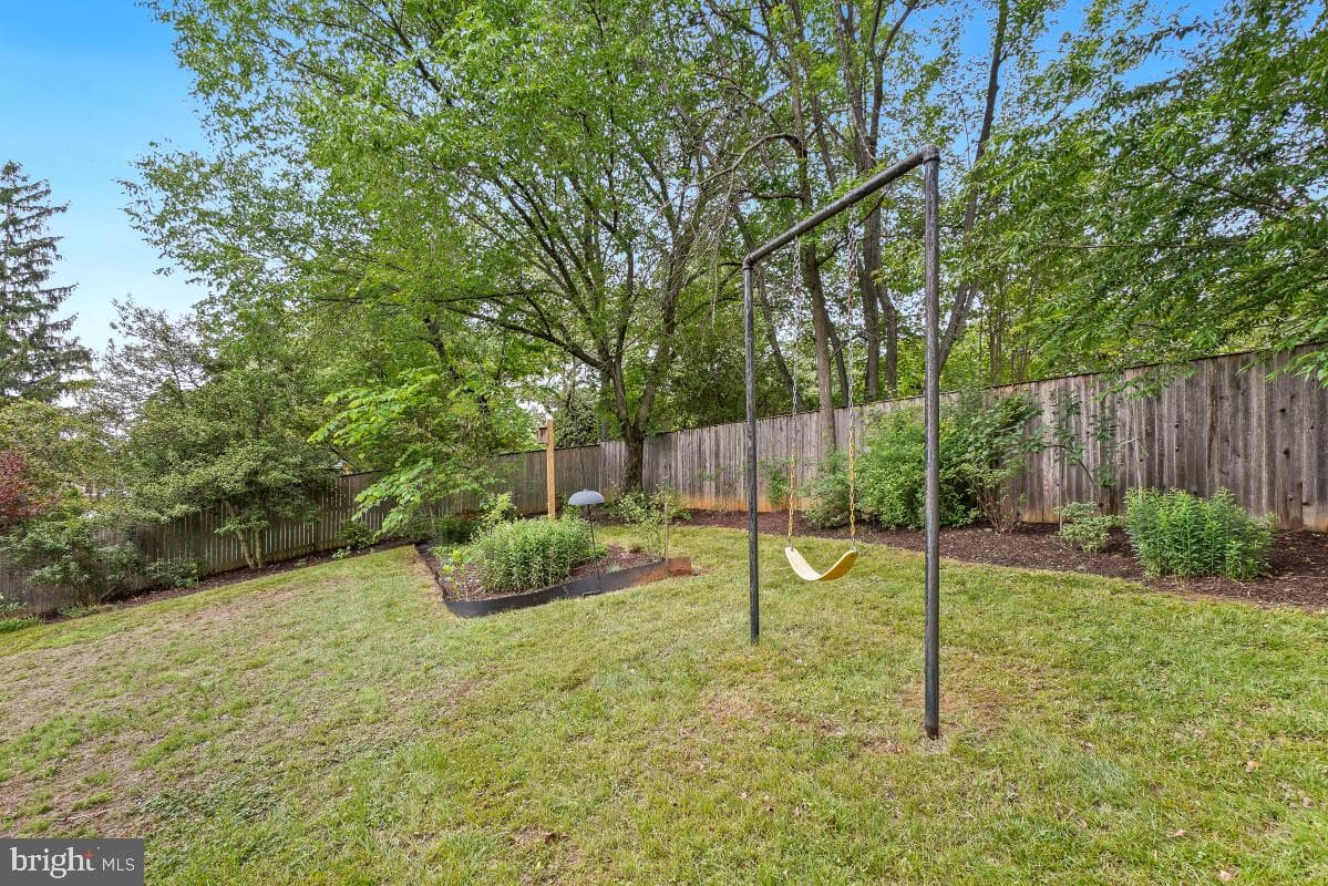 827 Caddington Avenue photo 42