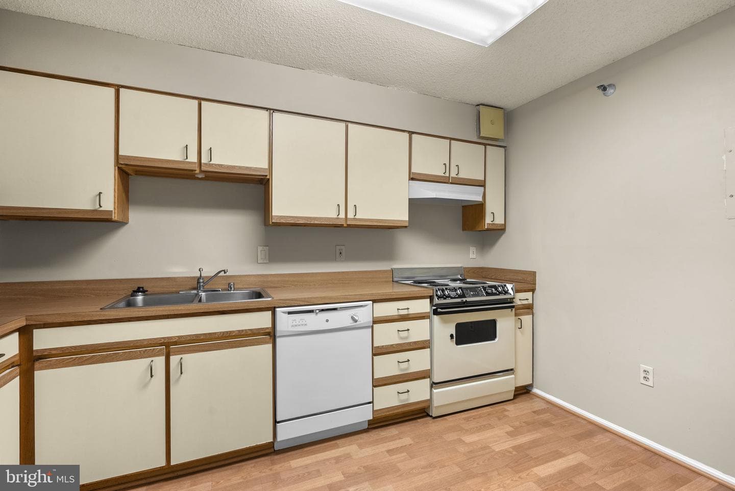 15101 Interlachen Dr # 1-705 photo 7