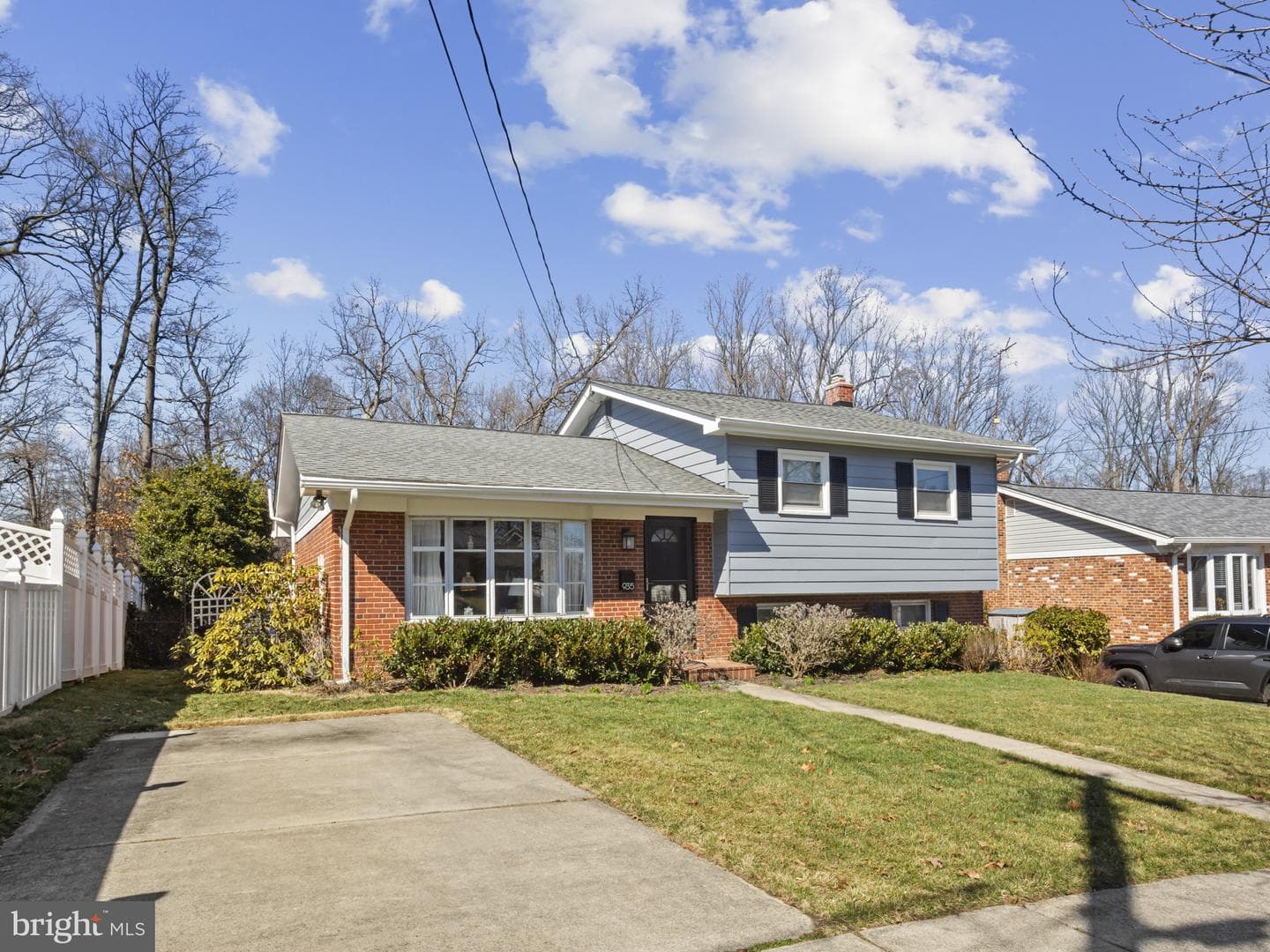 935 Loxford Terrace photo 2