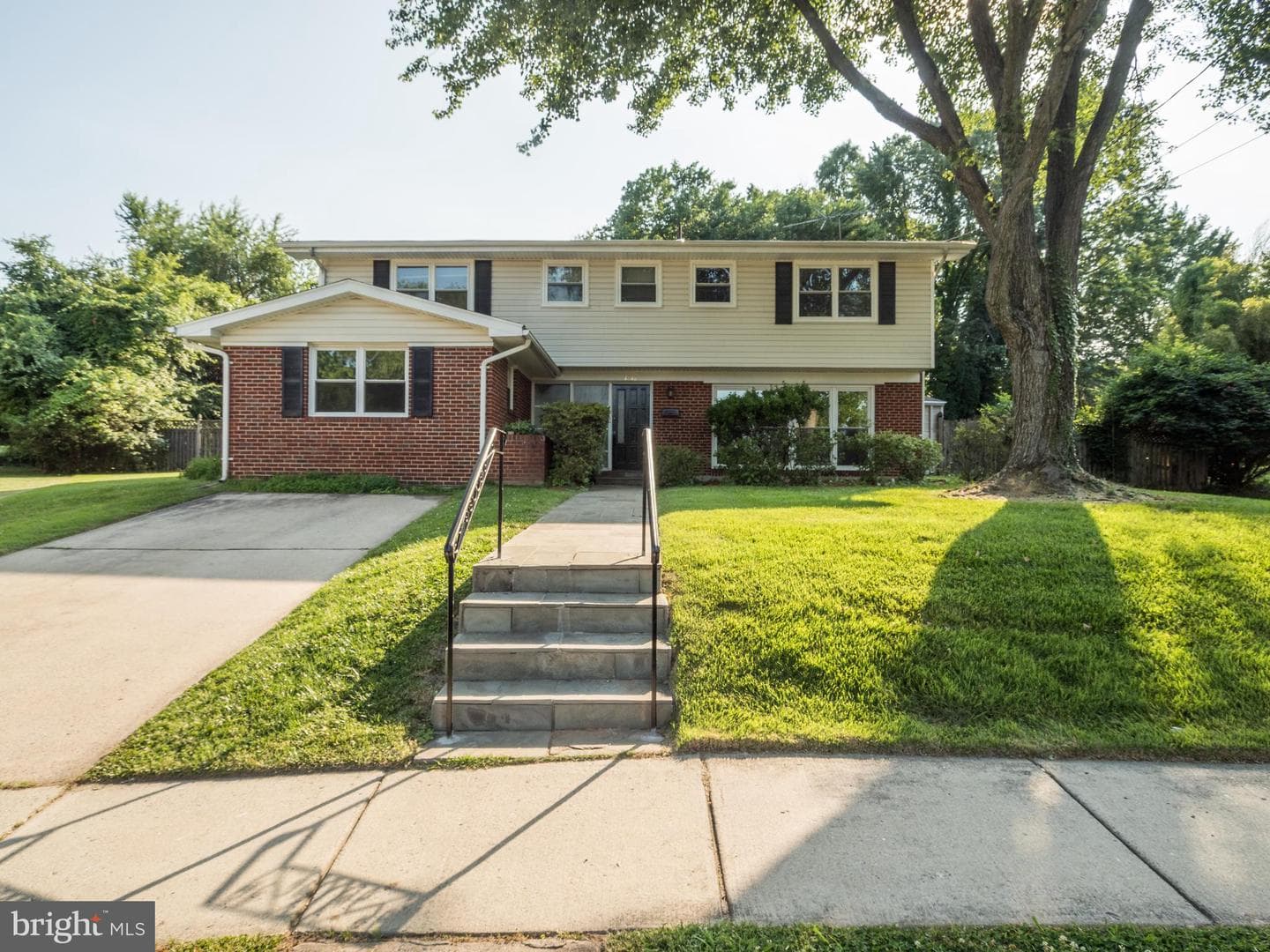1512 Vivian Court photo 2