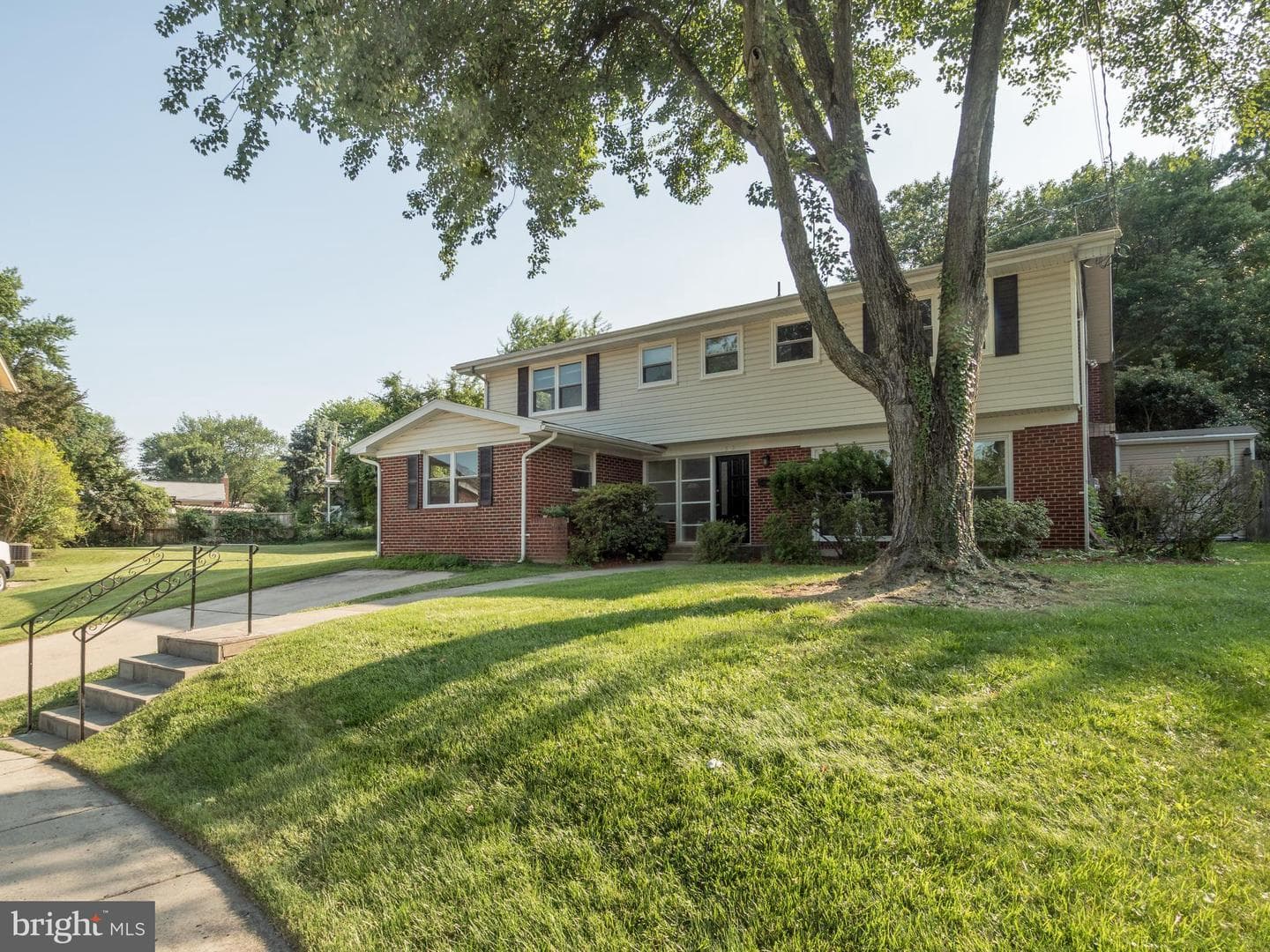 1512 Vivian Court photo 3