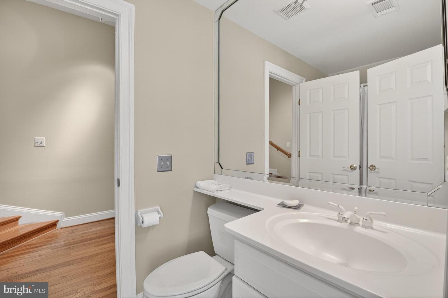 5807 Grosvenor Lane photo 40