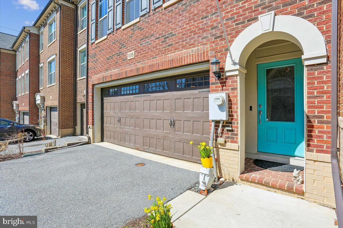108 Samuel Manor Court photo 2
