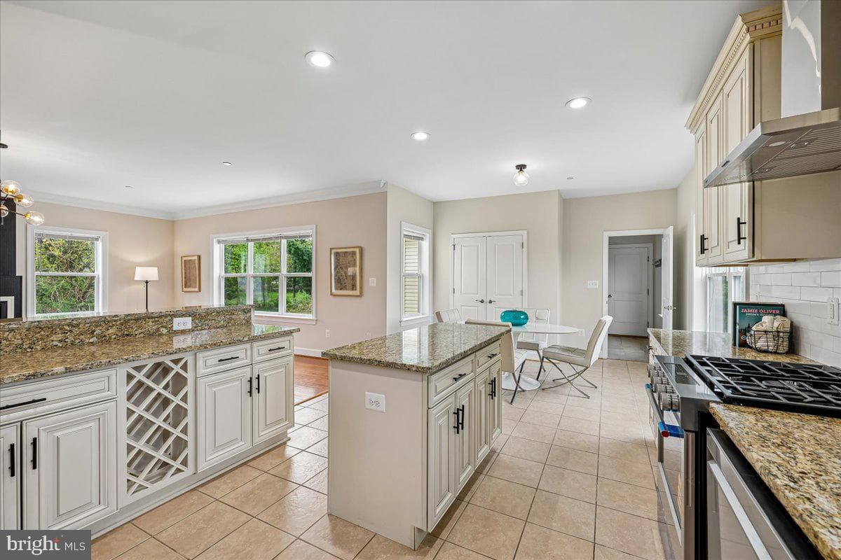 348 Howard Avenue photo 7