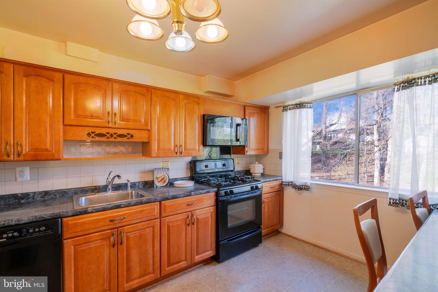4709 Iris Place photo 8