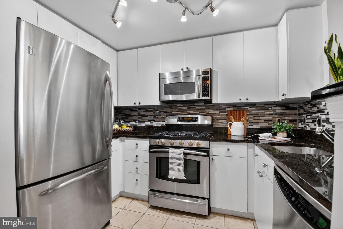 930 Wayne Avenue #1302 photo 21