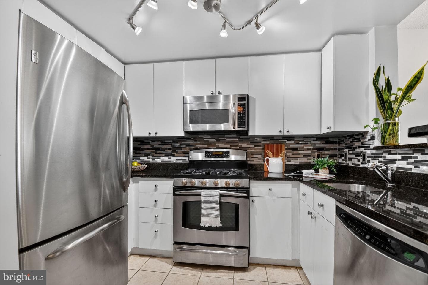 930 Wayne Avenue #1302 photo 22