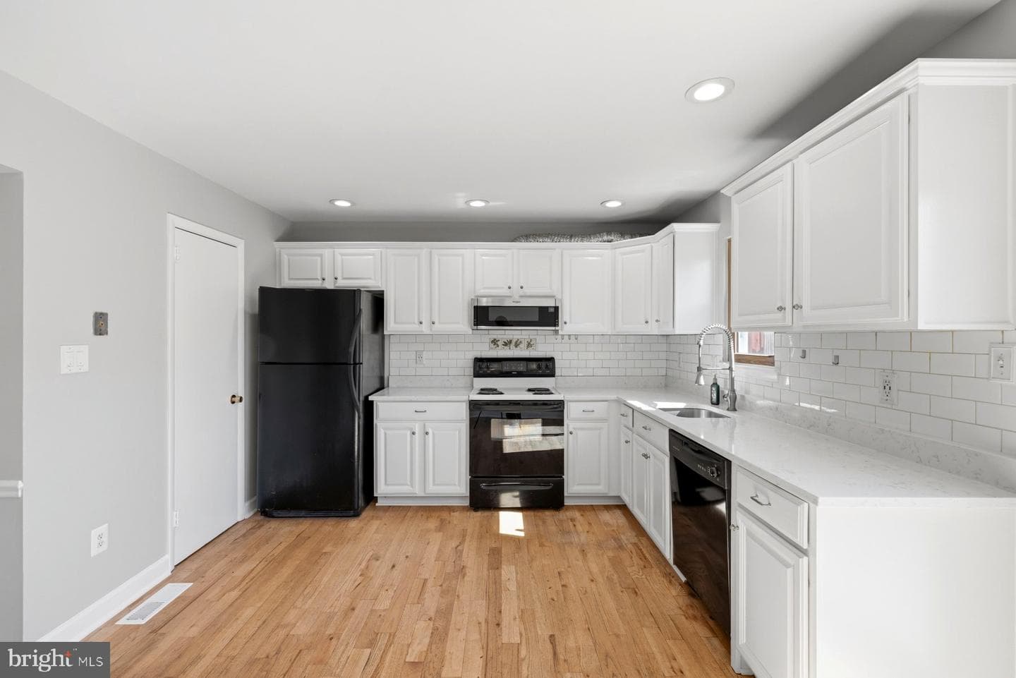 17736 Larchmont Terrace photo 13