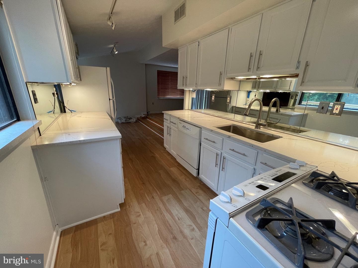 327 S Horners Lane photo 25