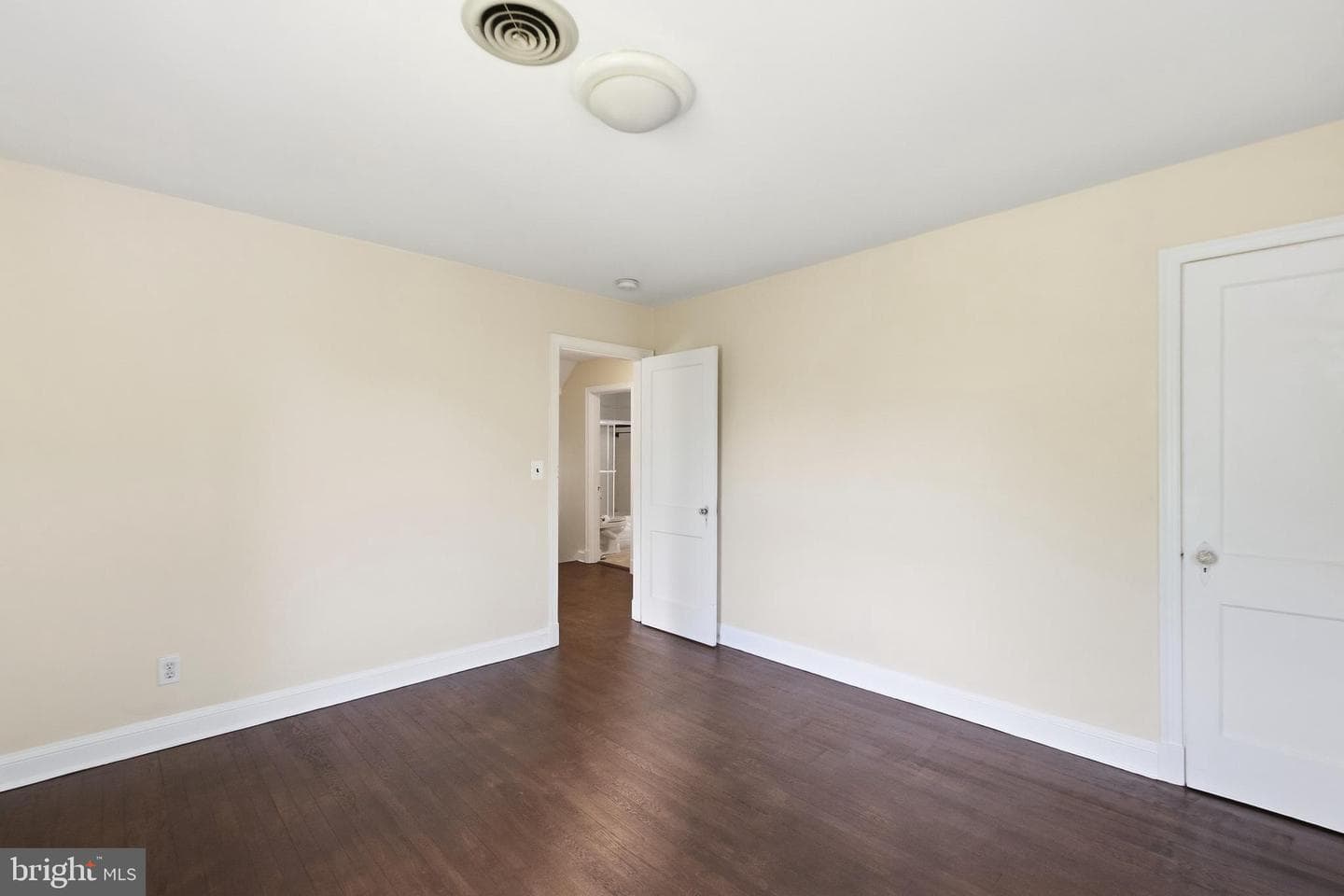 305 W Diamond Avenue photo 19