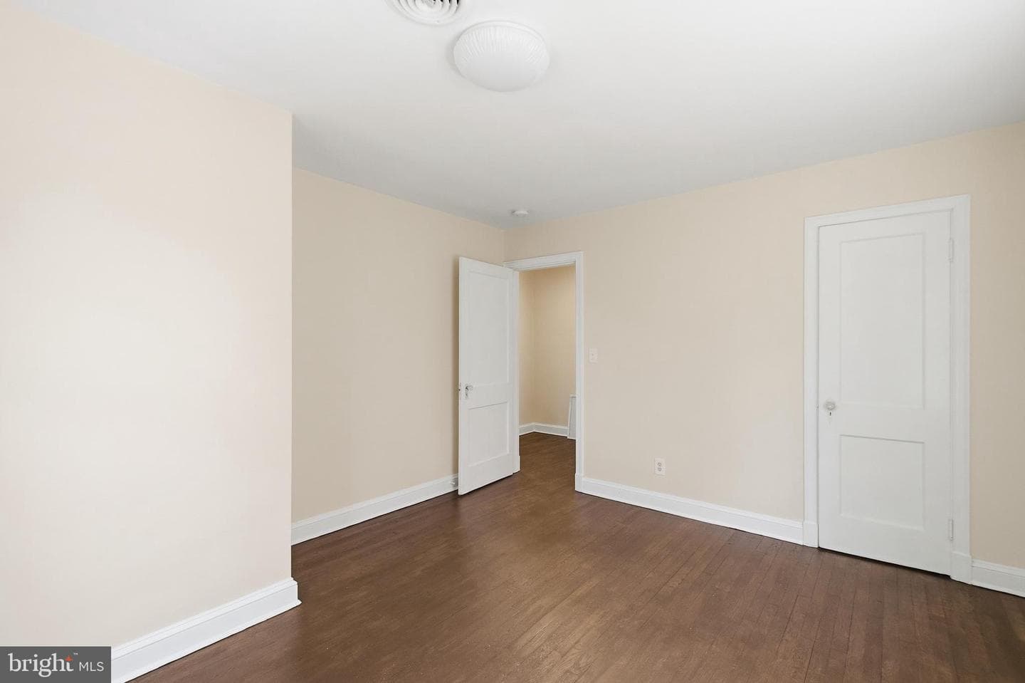 305 W Diamond Avenue photo 21