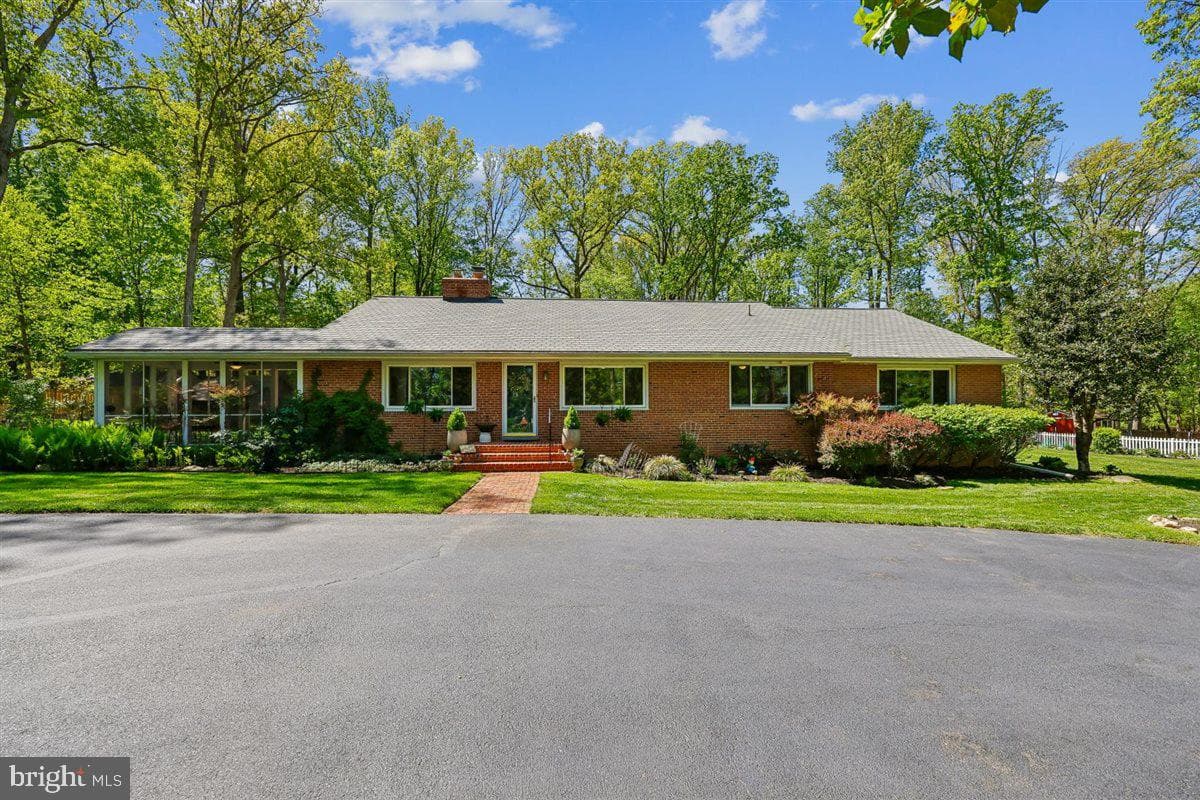 4318 Pinetree Road