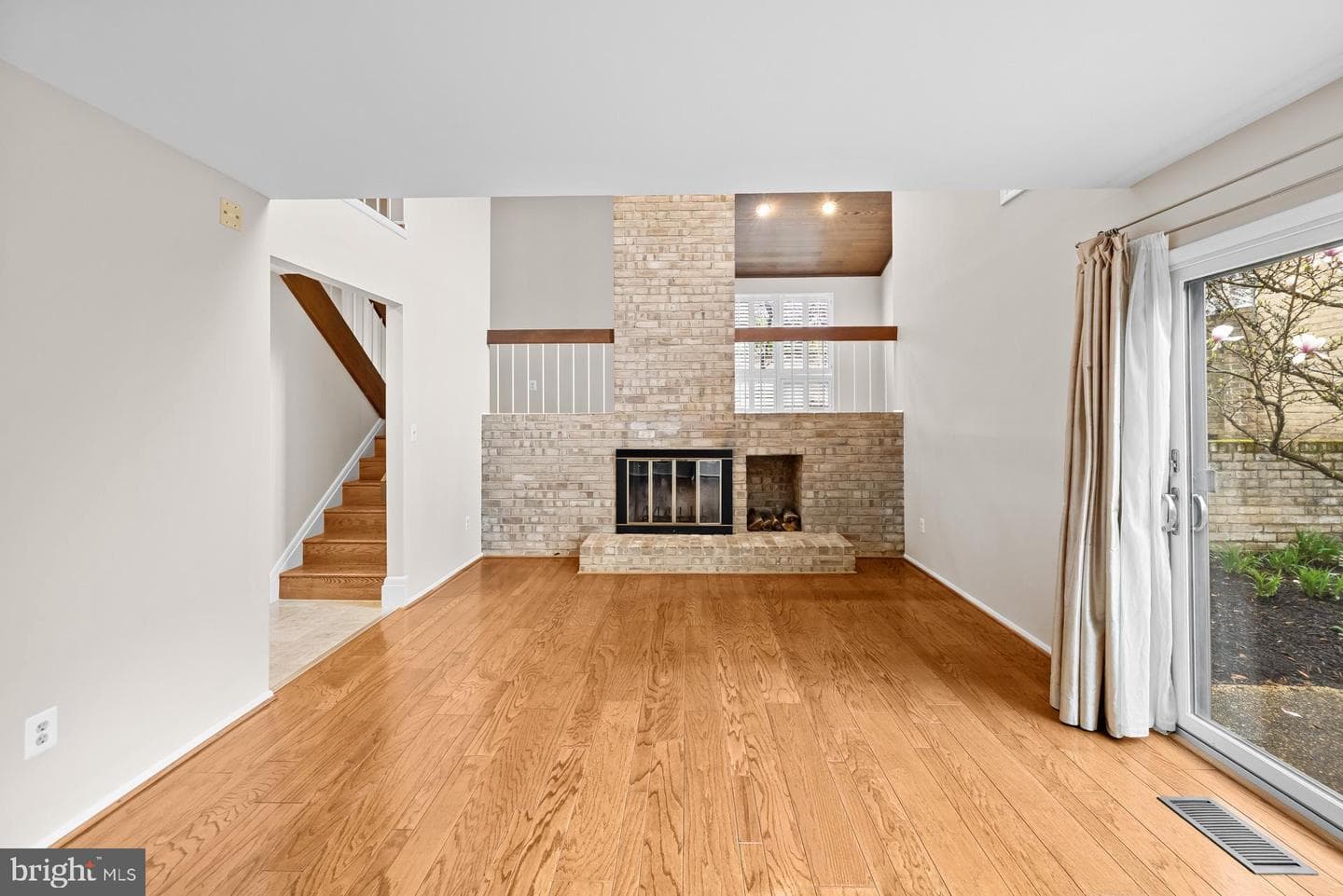 6309 Friendship Court photo 10
