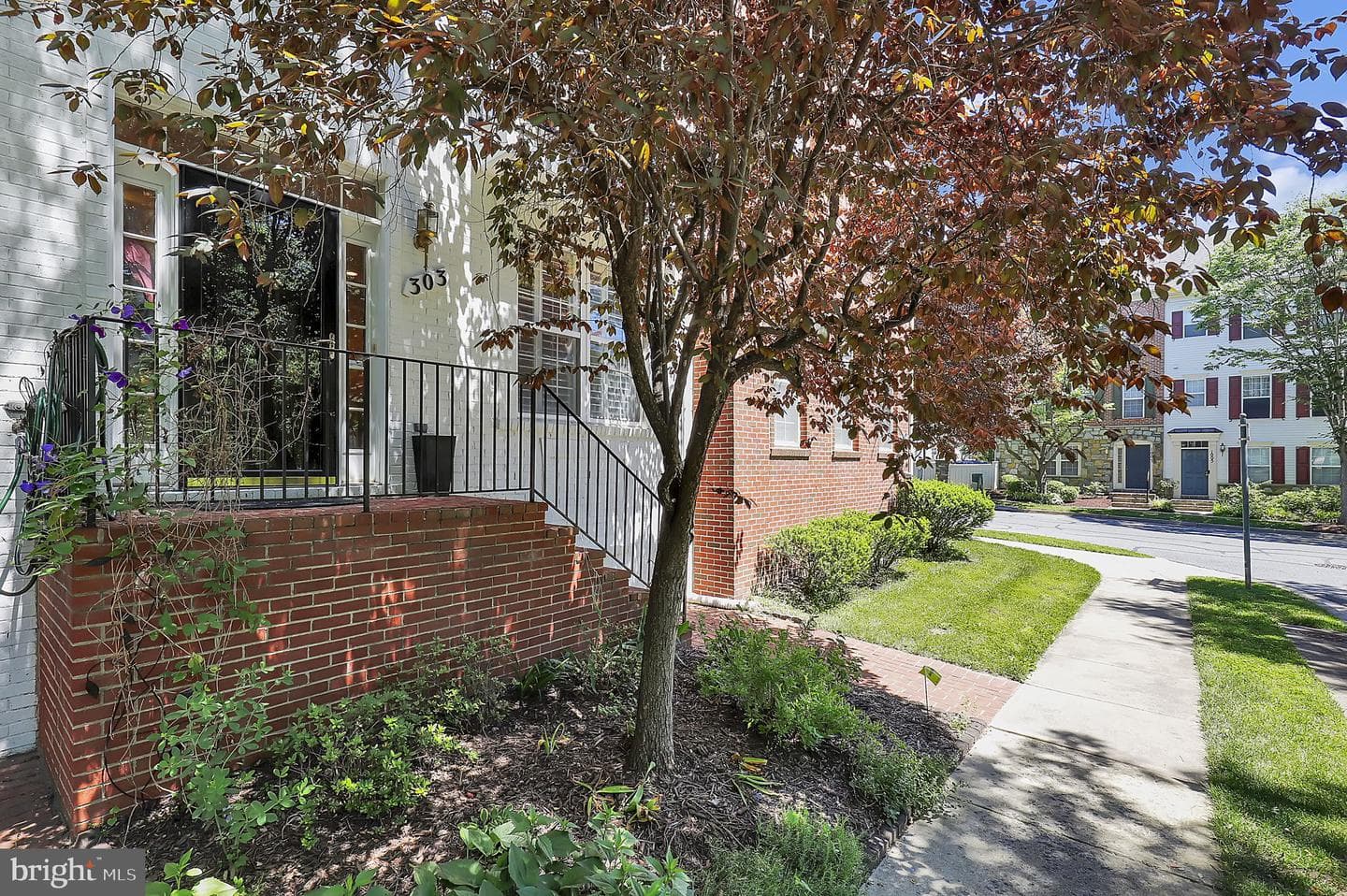 303 Garden View Square photo 2