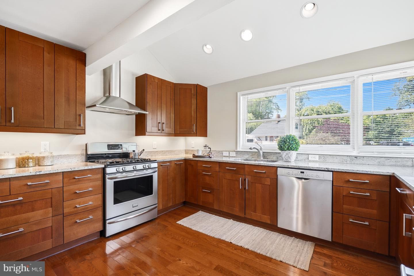 12804 Ardennes Avenue photo 9