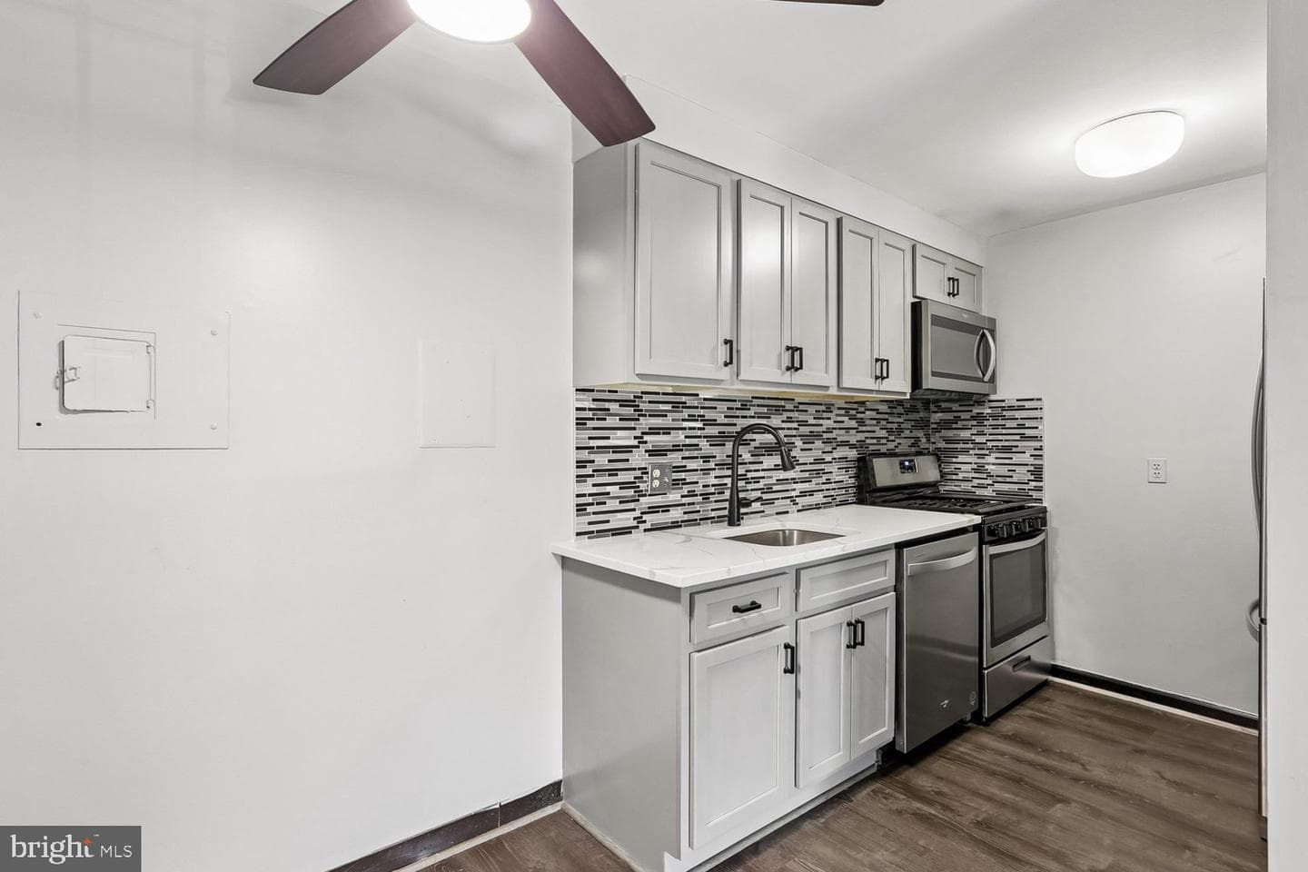 2201 Greenery Lane #104-11 photo 13