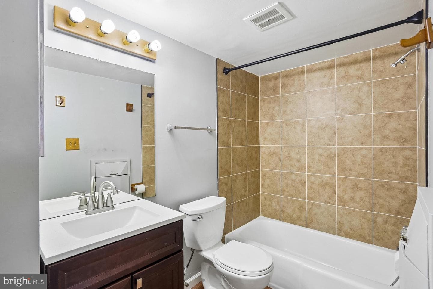 2201 Greenery Lane #104-11 photo 18