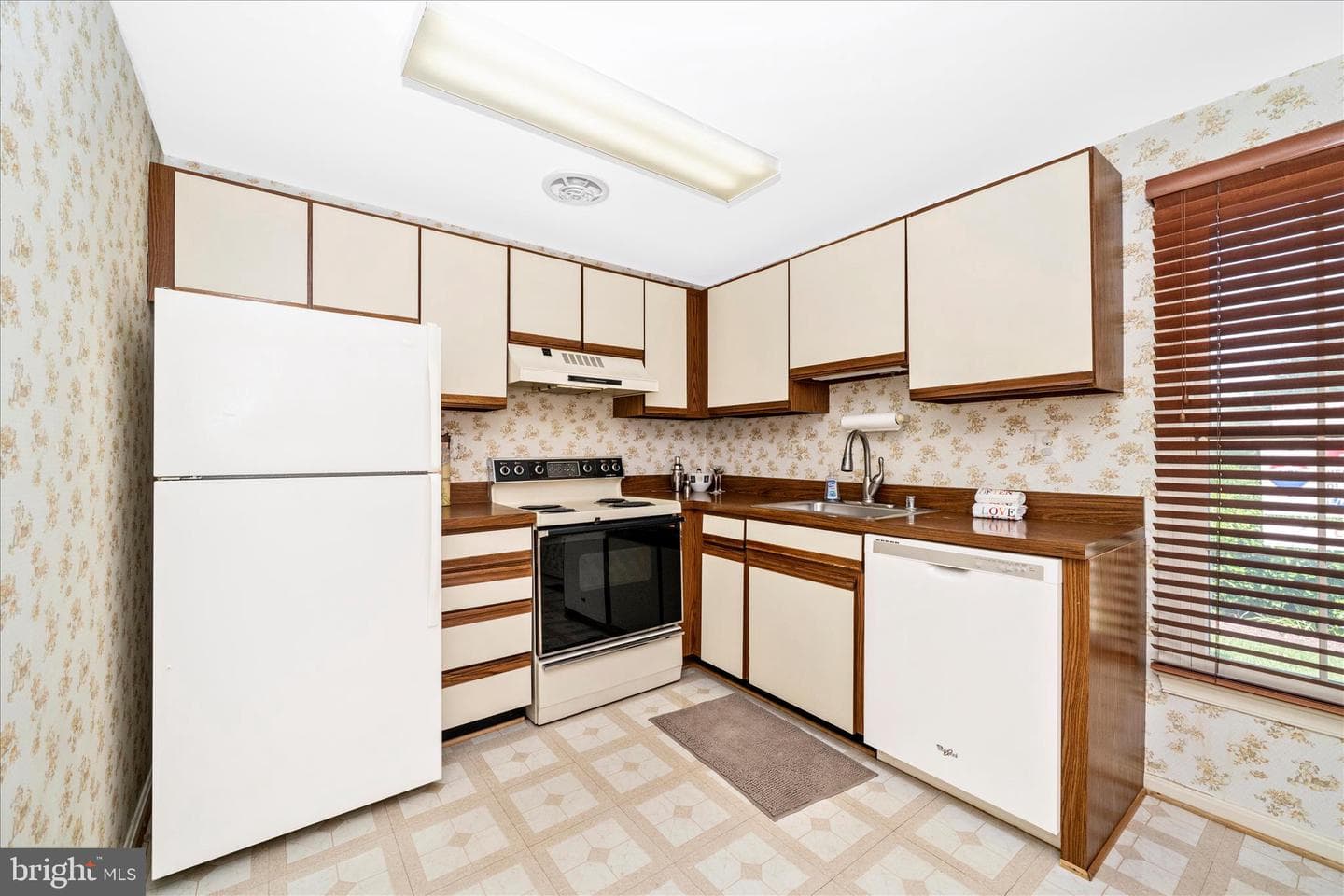 20200 Ravensdale Court photo 3