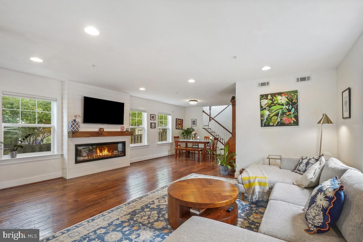 6425 4th Avenue photo 4