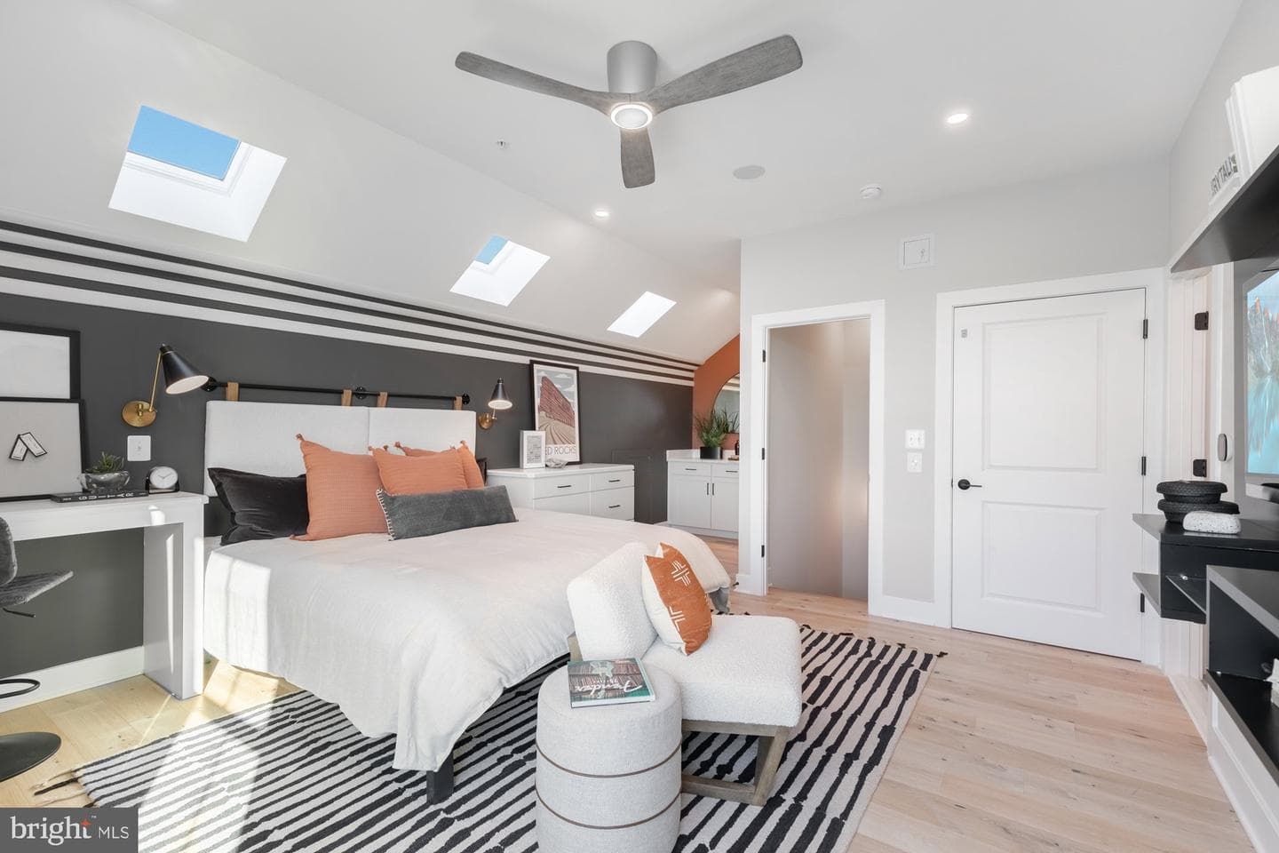 453 Exchange Avenue photo 11