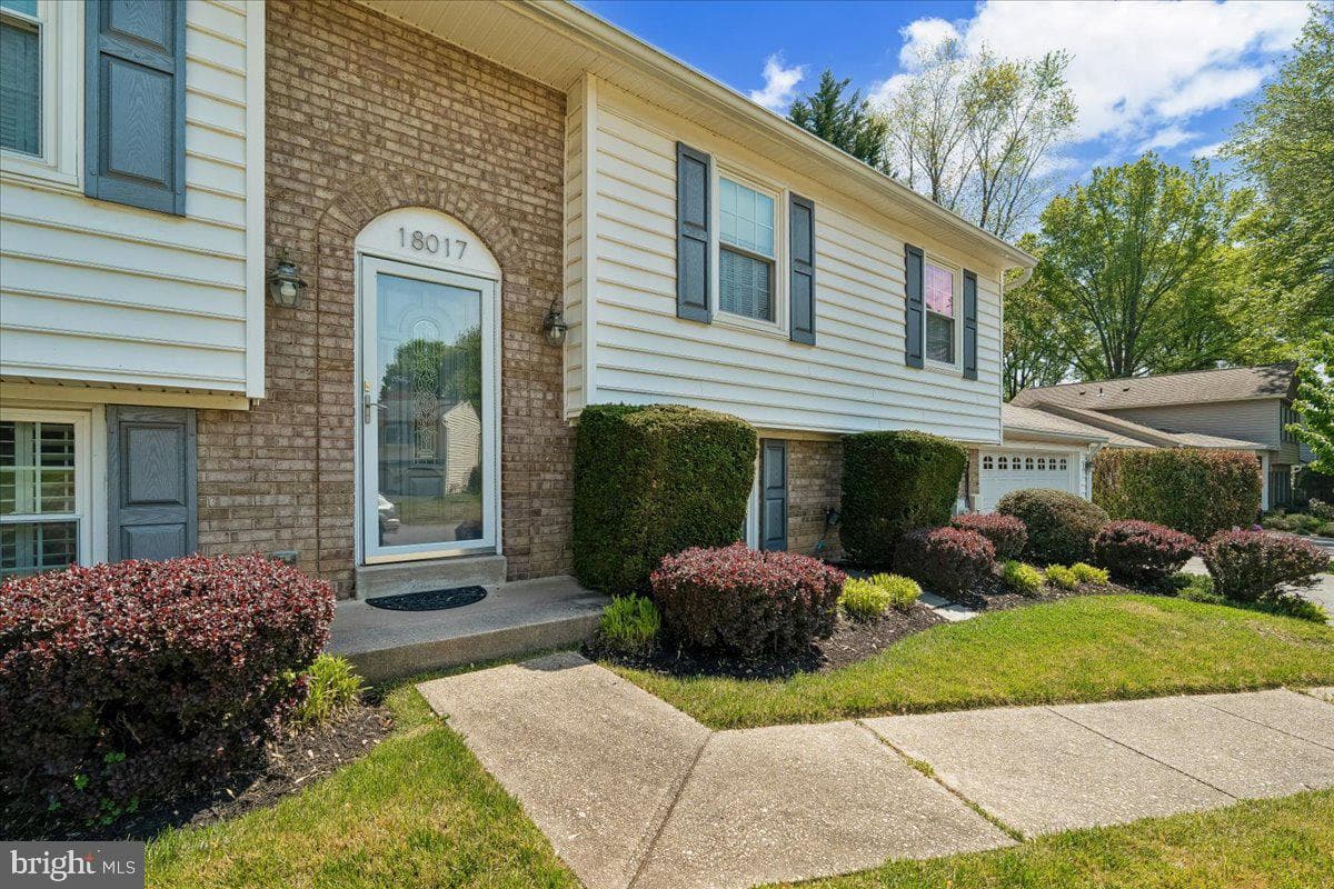 18017 Overwood Drive photo 2