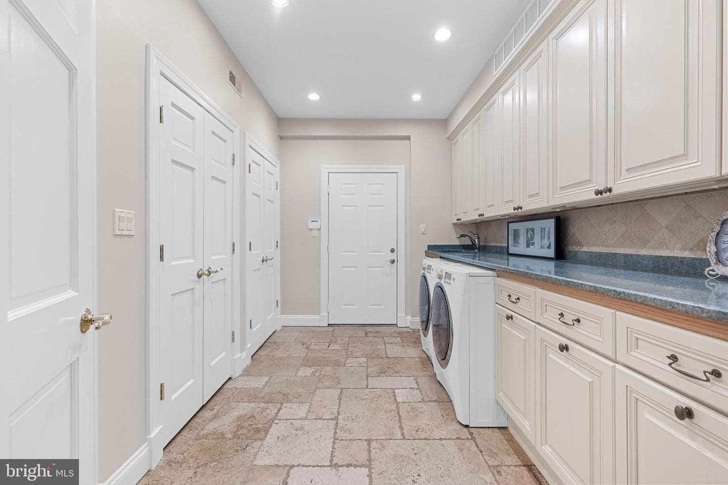 9541 E Bexhill Drive photo 30