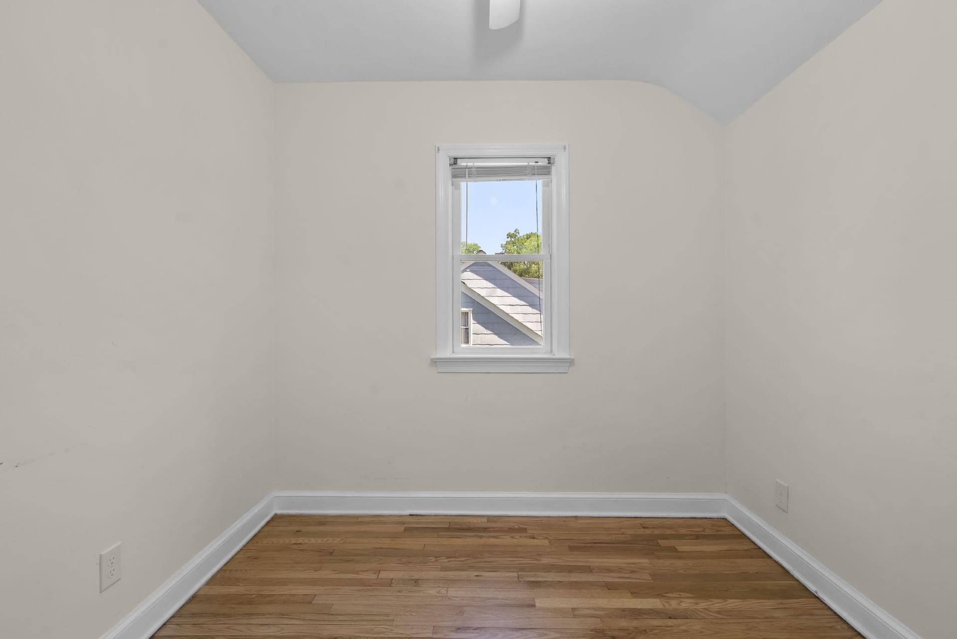 9911 Renfrew Road photo 33
