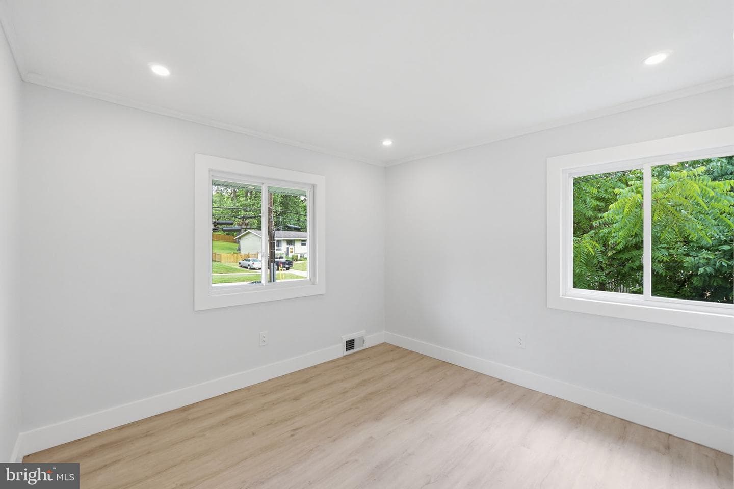 13710 Arctic Avenue photo 27