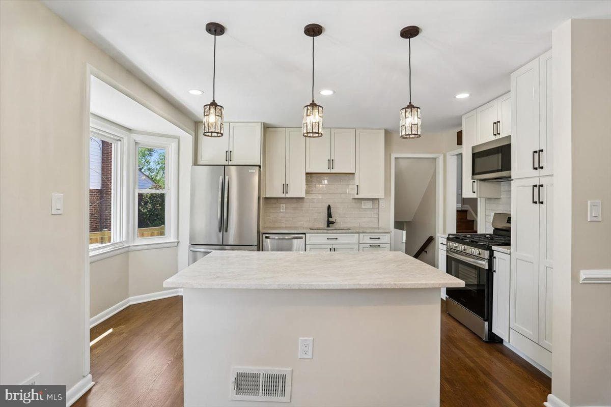 10701 Brunswick Avenue photo 12