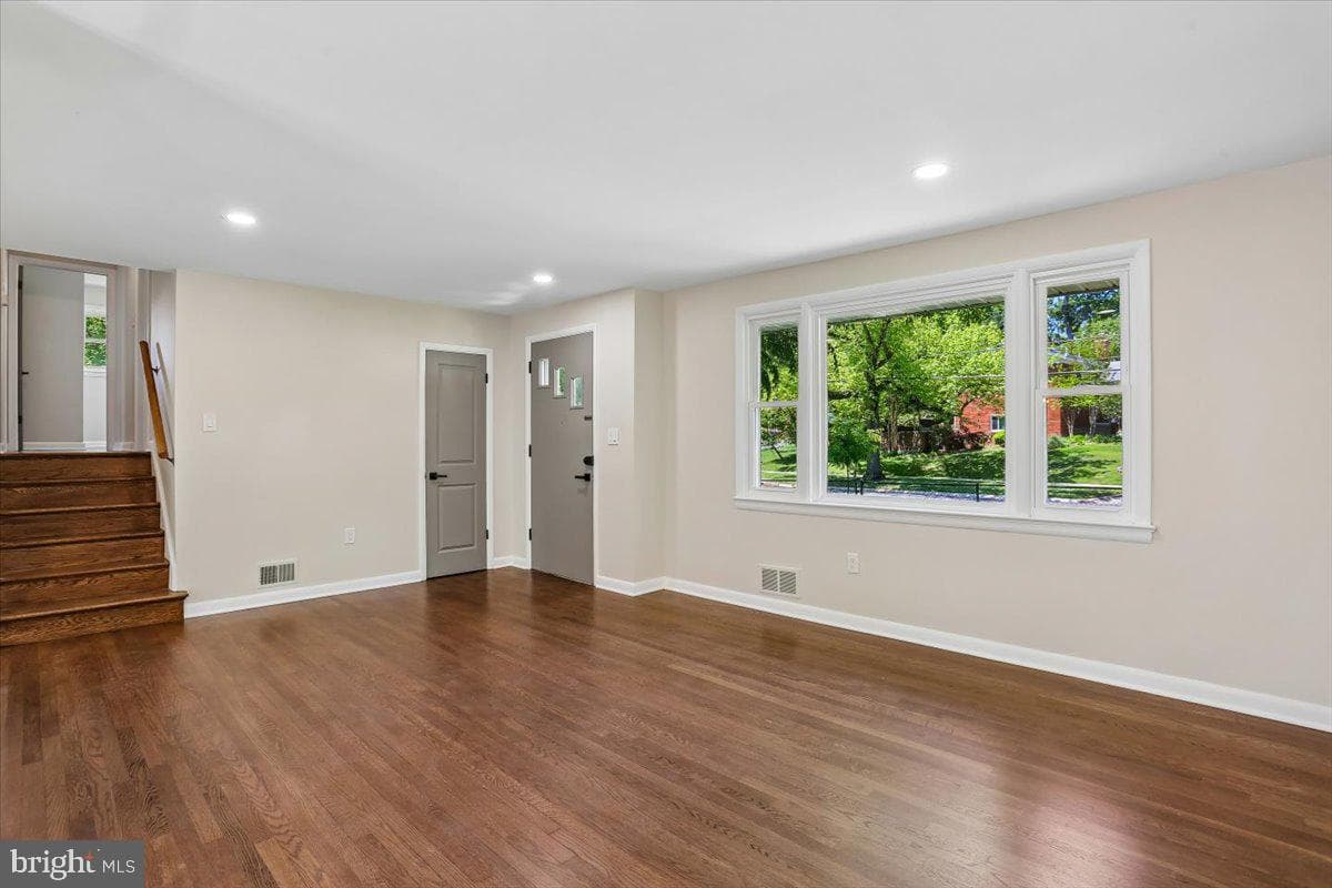 10701 Brunswick Avenue photo 5