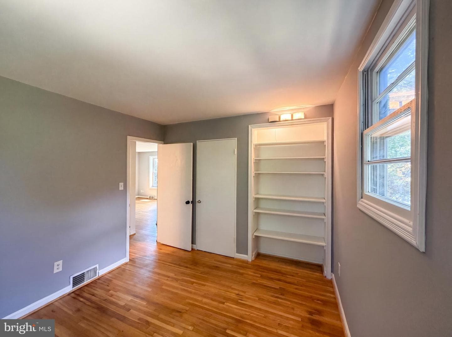 4027 Lawrence Avenue photo 13