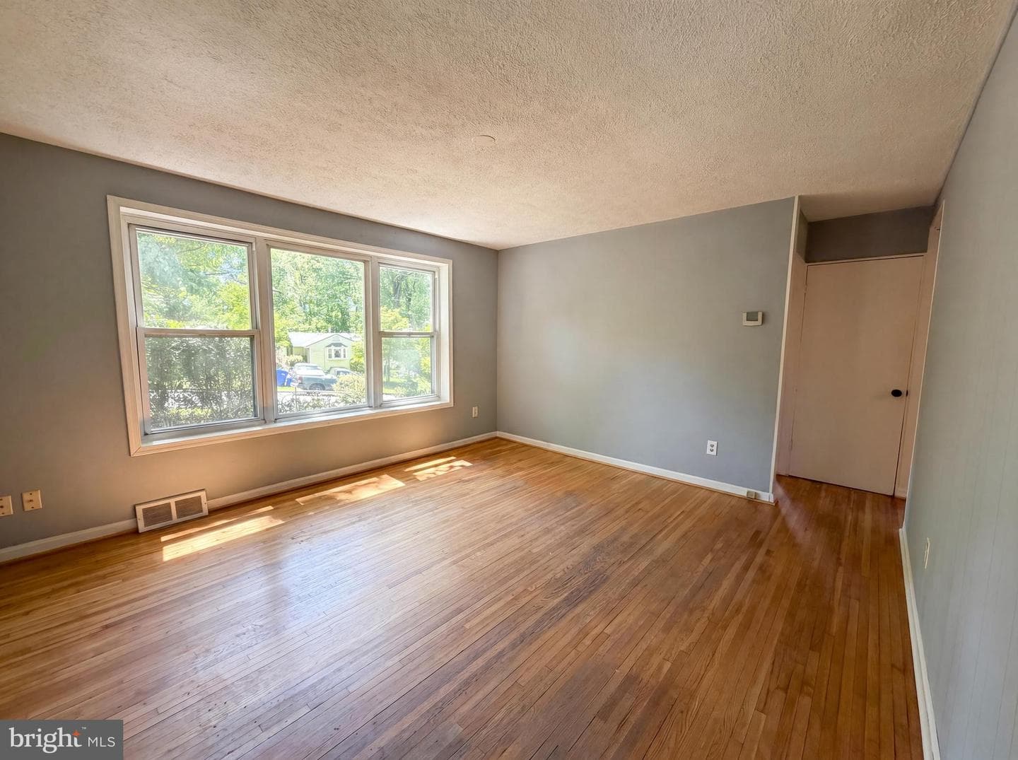 4027 Lawrence Avenue photo 35