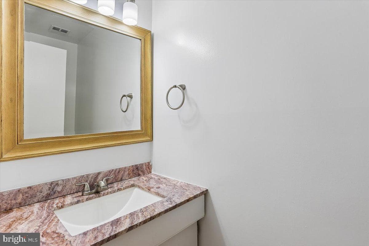 12234 Greenleaf Avenue photo 16