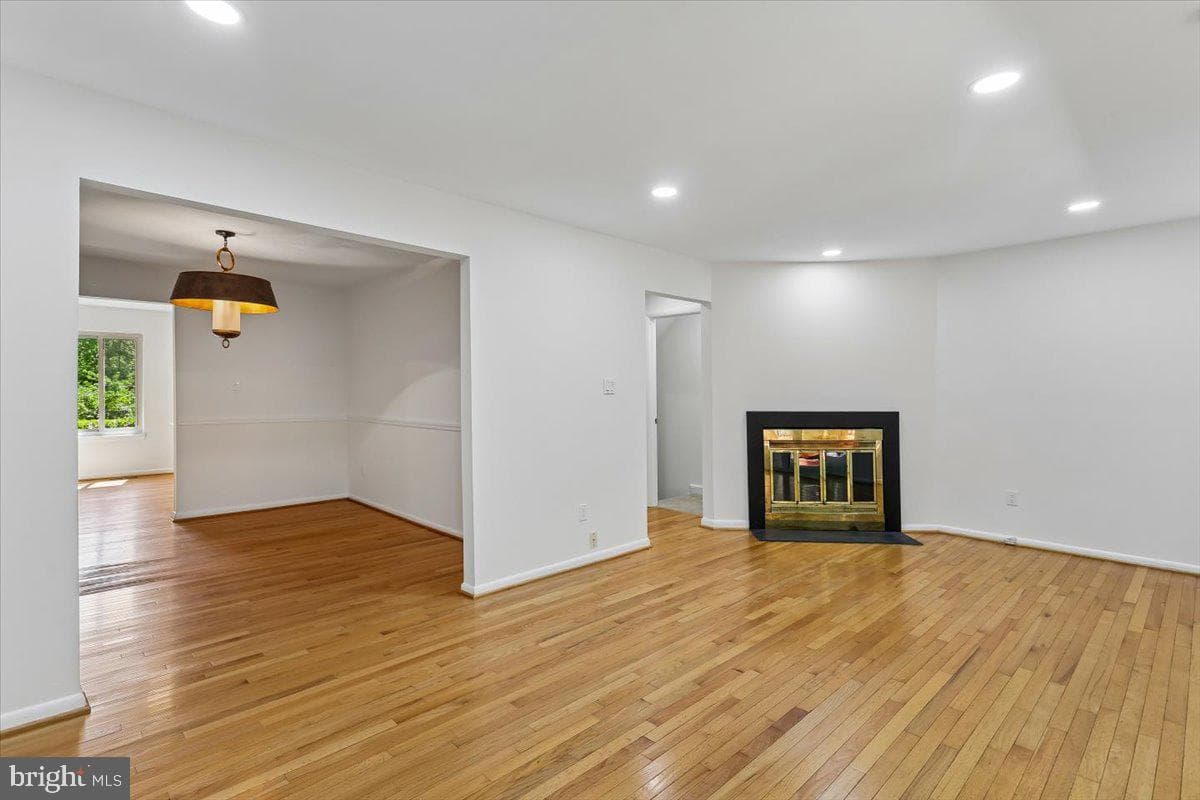 12234 Greenleaf Avenue photo 9