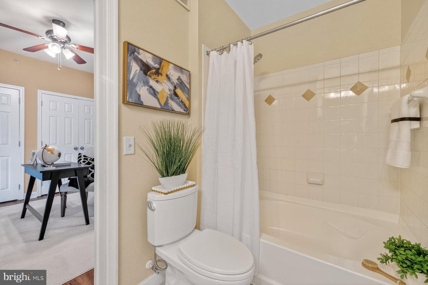 501 Hungerford Dr # 430 photo 17