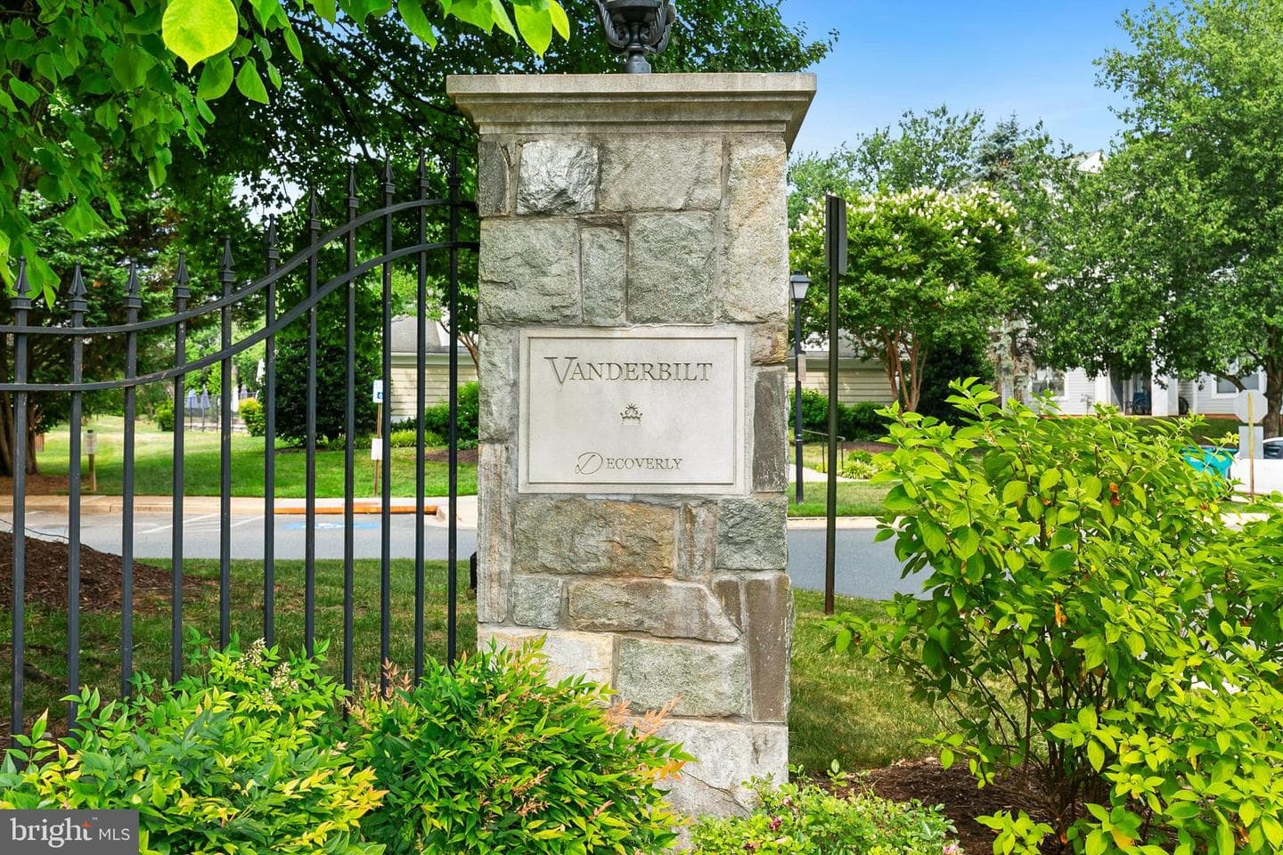 10022 Vanderbilt Circle #10 photo 38