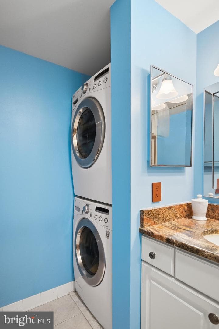 7111 Woodmont Avenue #709 photo 27