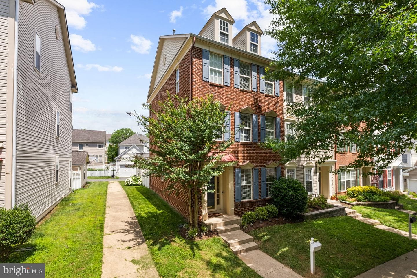 1324 Main Mews photo 3