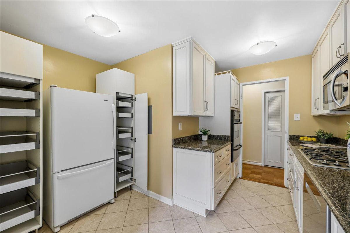 10401 Grosvenor Place #501 photo 11