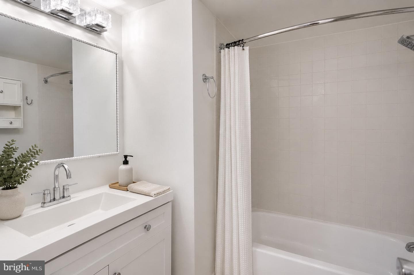 10101 Grosvenor Pl # 2008 photo 8