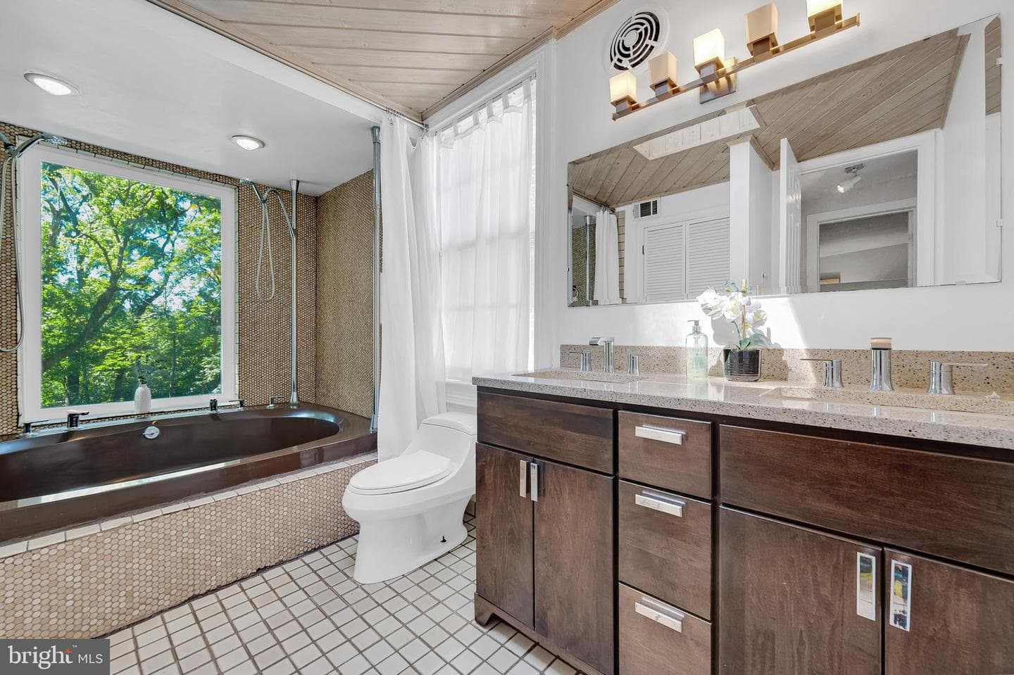 2418 Forest Glen Road photo 14