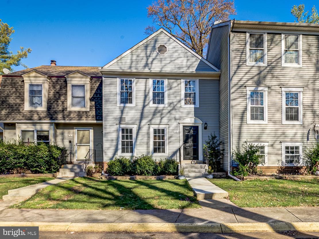 5 Climbing Ivy Court, Germantown
