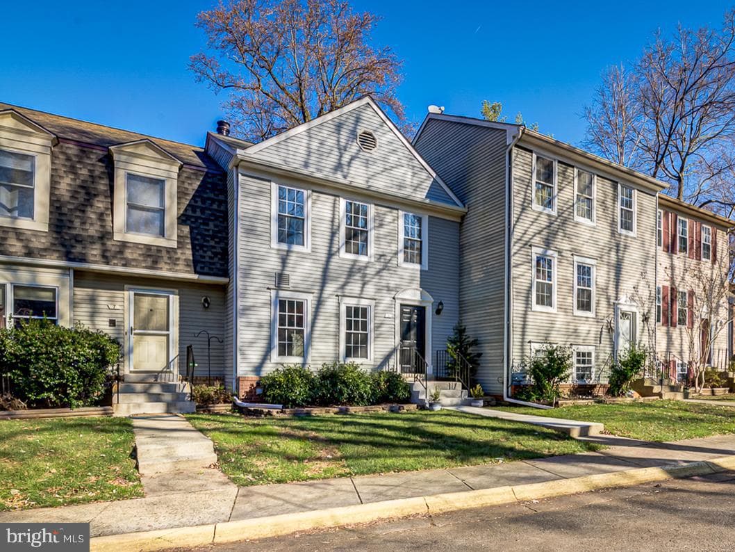 5 Climbing Ivy Court, Germantown