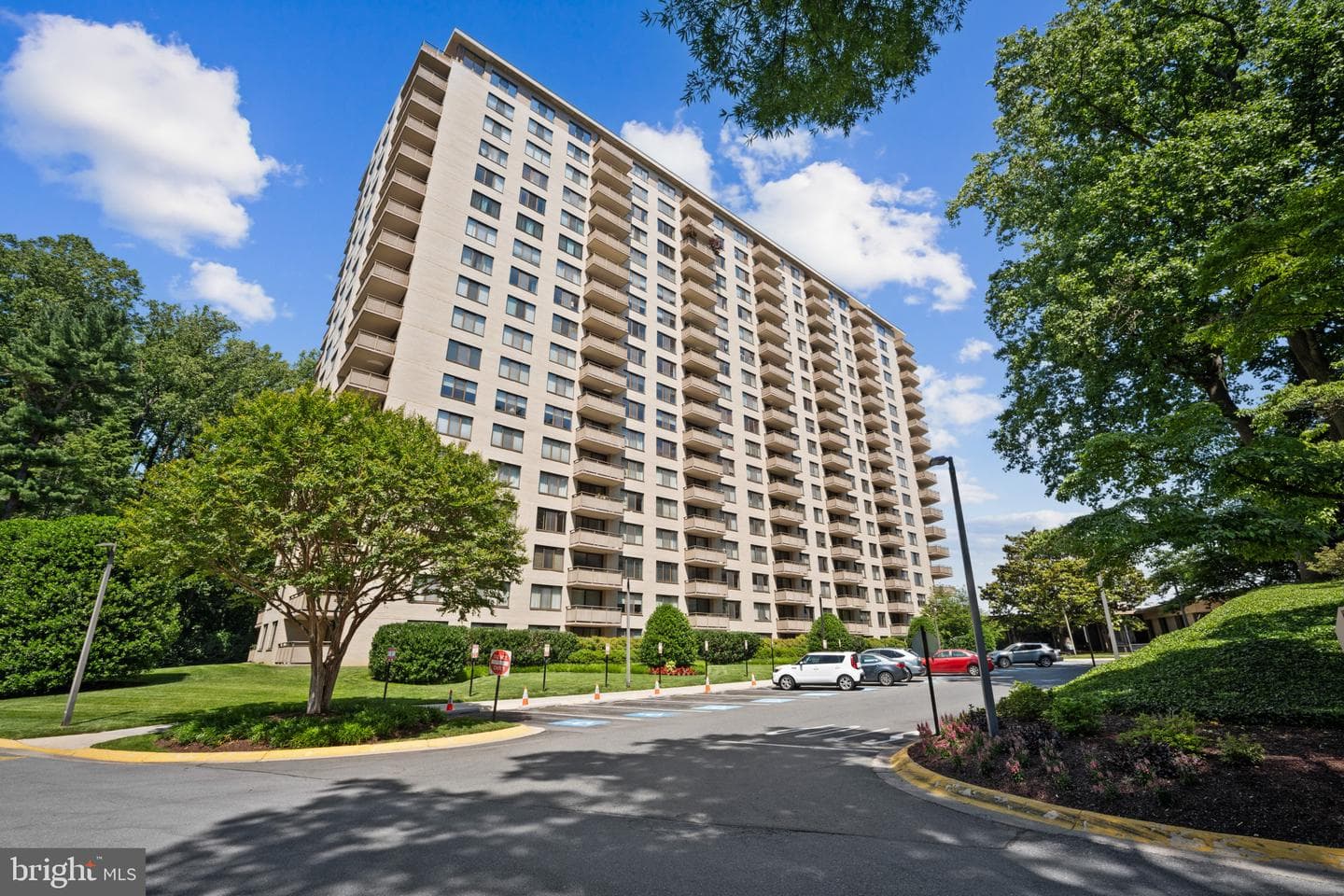 5225 Pooks Hill Rd # 321S photo 35