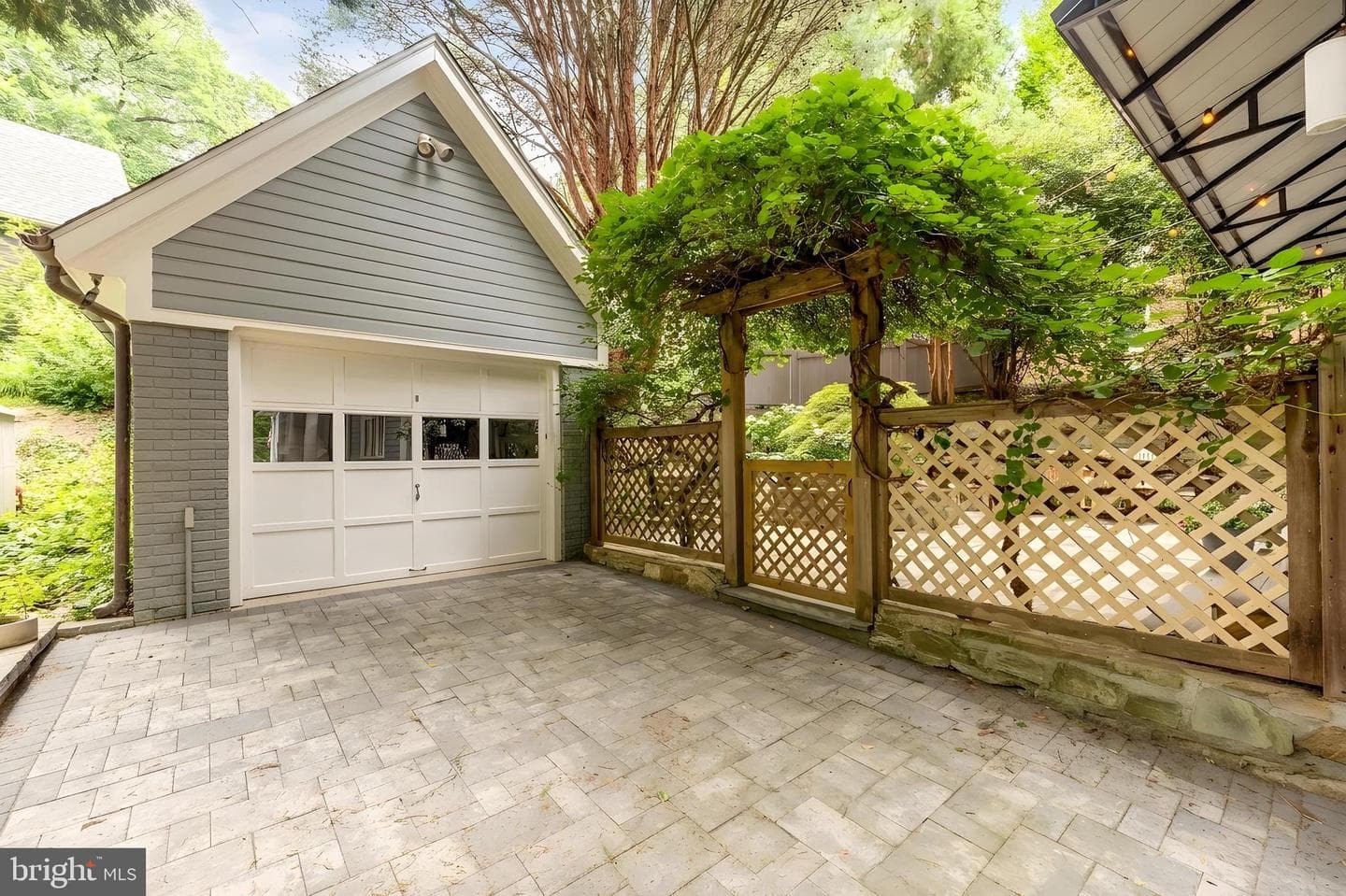 10914 Montrose Avenue photo 40