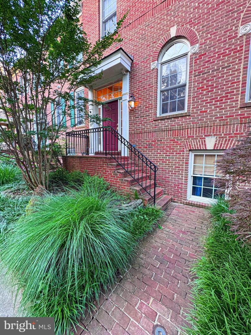 608 Pleasant Dr photo 3