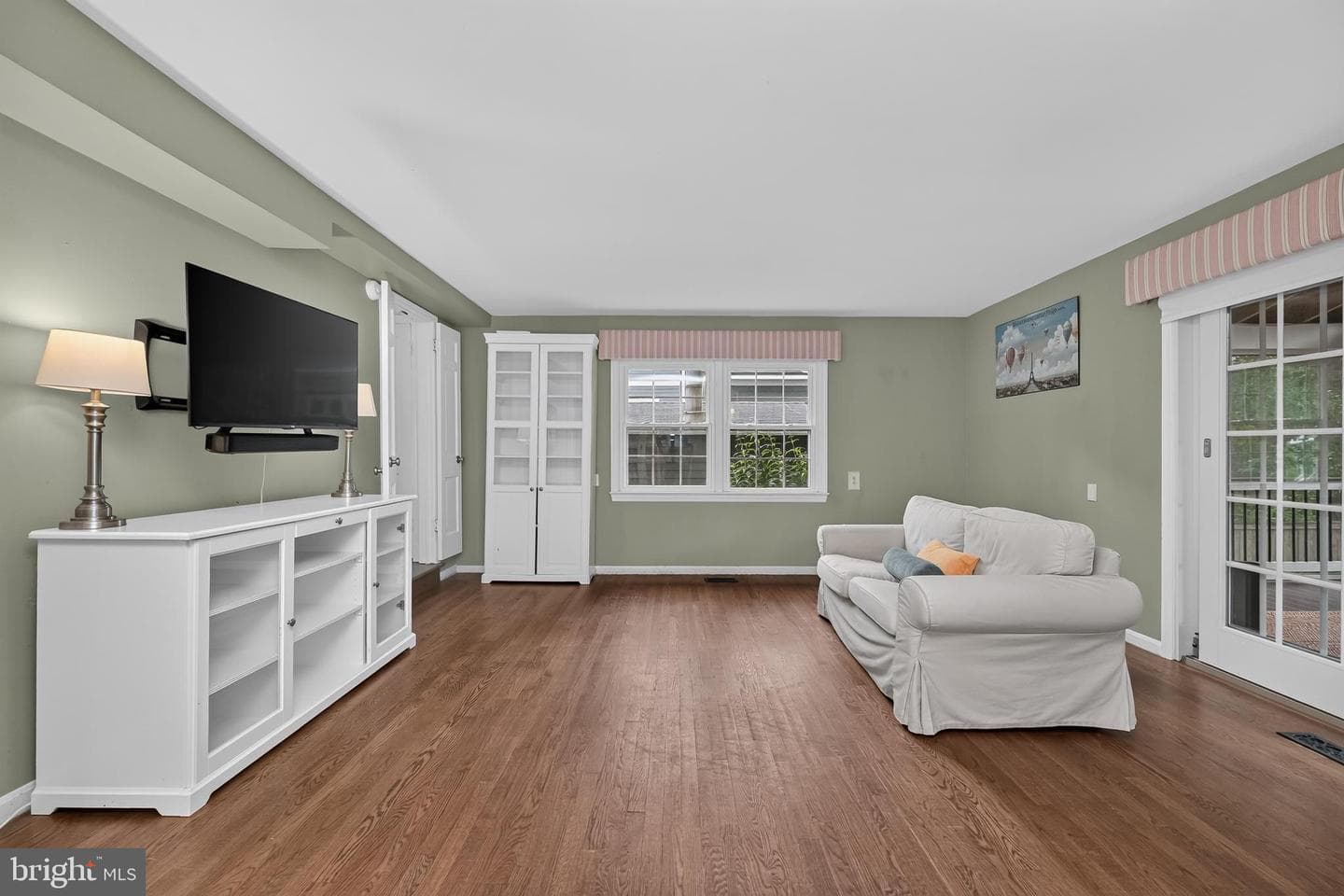 9908 Dickens Avenue photo 22