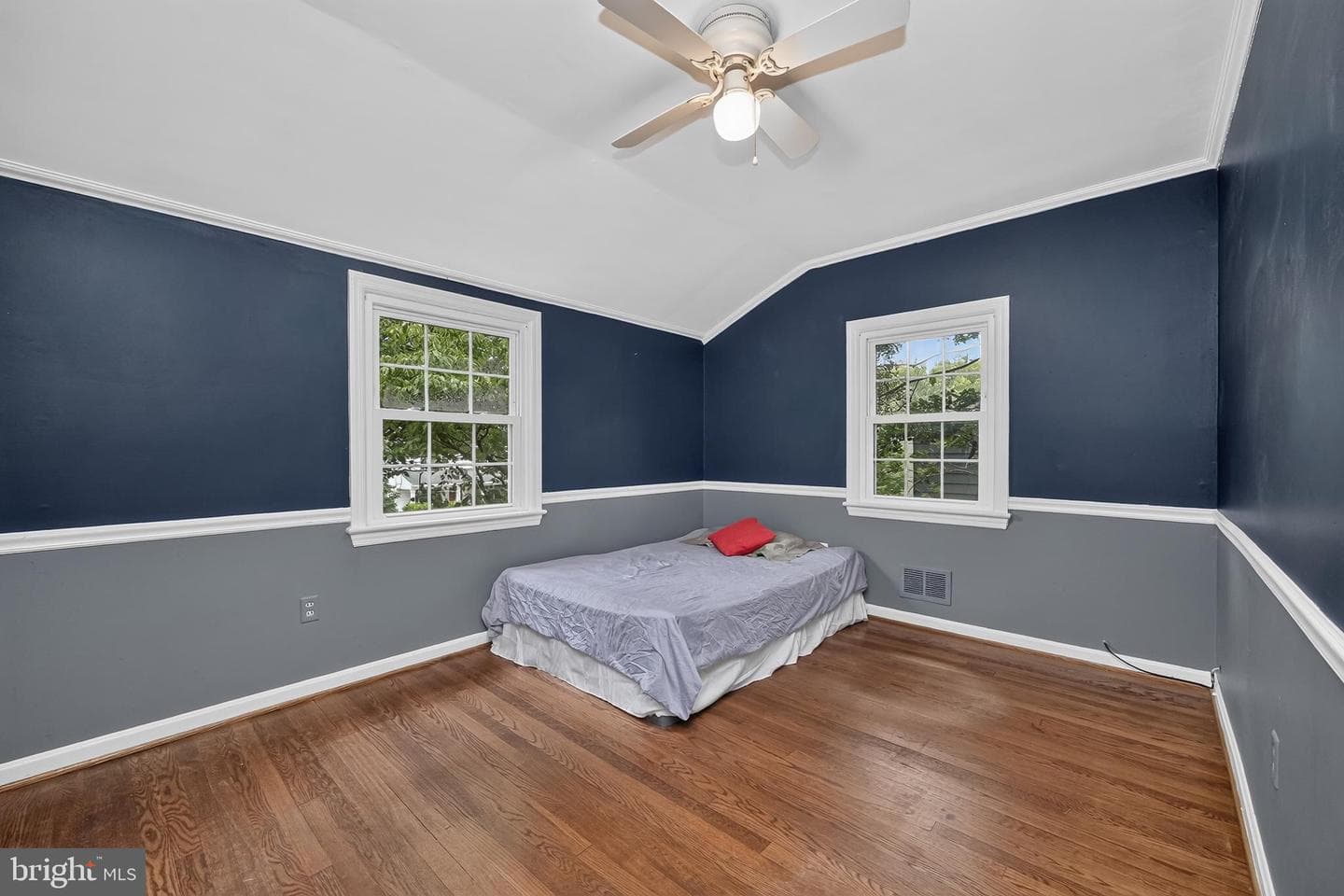 9908 Dickens Avenue photo 36